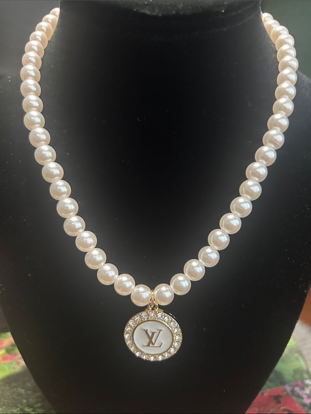simple Pearl Necklace w/ disc design!